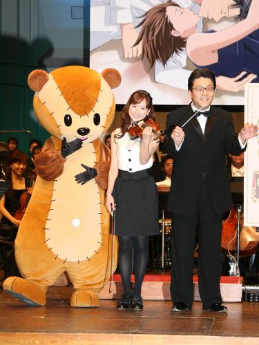 皆藤愛子（中央）はバイオリン、軽部アナ（右）はタクトを手に笑顔を見せる