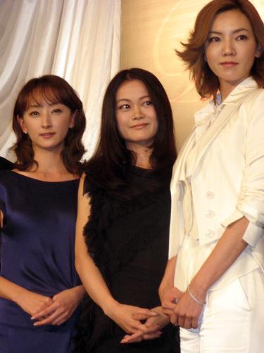 舞台「ディートリッヒ」の製作発表に出席した（右から）和央ようか、吉田都、花總まり