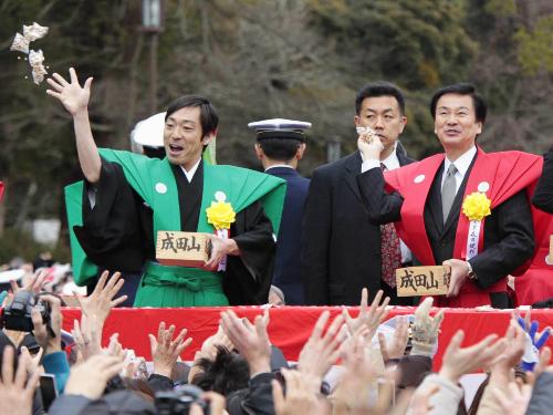 千葉県成田市の成田山新勝寺で豆まきをする（左から）俳優の香川照之、森田健作知事