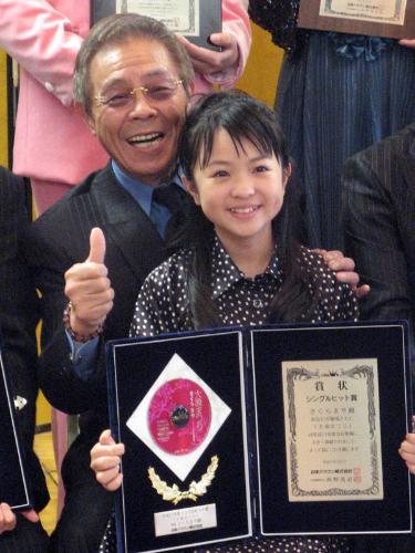 日本クラウンヒット賞で孫を抱くように６２歳年下のさくらまやをひざに乗せてご機嫌の北島三郎