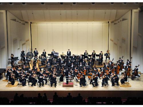 2010年から正指揮者に就任した尾高忠明とNHK交響楽団
