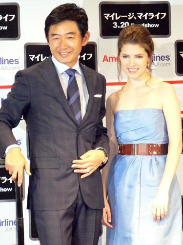 映画「マイレージ、マイライフ」の記者会見に出席した石田純一（左）、アカデミー賞助演女優賞にノミネートされたアナ・ケンドリック