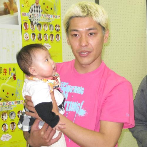 来場した幼児を抱き上げ“パパの顔”を見せた「ロンドンブーツ１号２号」の田村亮