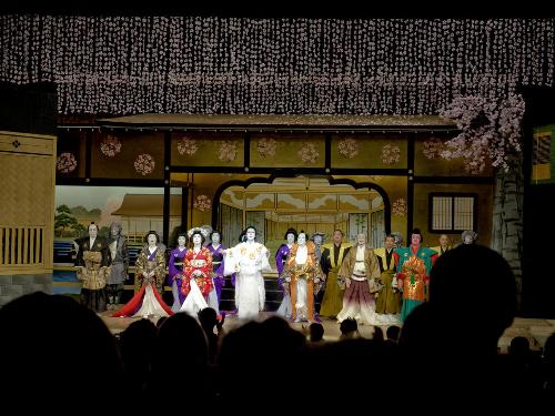 歌舞伎ローマ公演のカーテンコールで観客の声援に応える市川海老蔵（中央）ら出演者