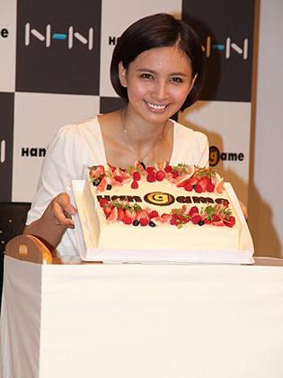 誕生日祝いのケーキを手に笑顔を見せる加藤夏希