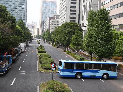 押尾学被告を乗せたと見られる護送バスが東京地裁に入る