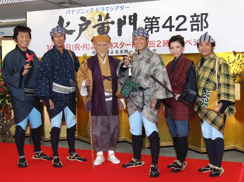 新レギュラーメンバーを迎えて勢揃いした（左から）内藤剛志、東幹久、里見浩太朗、的場浩司、雛形あきこ、林家三平