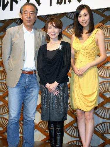 ドラマ「旅する夫婦」の制作発表に出席した（左から）岸部一徳、伊藤蘭、吹石一恵