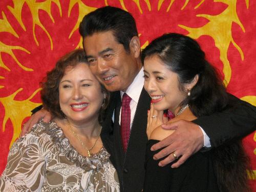 還暦記念パーティーを行った勝野洋と妻・キャシー中島（左）、次女の勝野雅奈恵