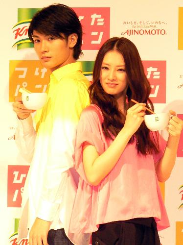「クノールカップスープ」の新ＣＭ発表会に出席した（左から）三浦春馬、北川景子