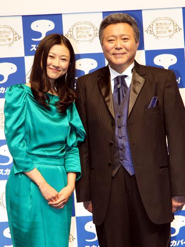 アワードでメインＭＣを務める（左から）小倉智昭と菊川怜