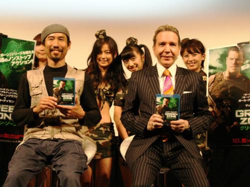 映画「グリーンゾーン」のＤＶＤ発売記念イベントに出席した渡部陽一氏（左）とデーブ・スペクター
