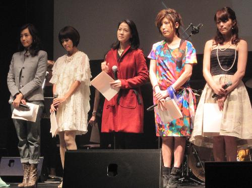 本田美奈子．さんの追悼イベントに出席した（左から）早見優、松本伊代、坂本冬美、「ＴＲＦ」ＹＵ－ＫＩ、知念里奈
