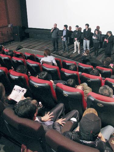 ５日、ソウル市内の映画館で開かれた日本のピンク映画を紹介する映画祭の開幕式。日本から監督らが招待され、観客と交流した