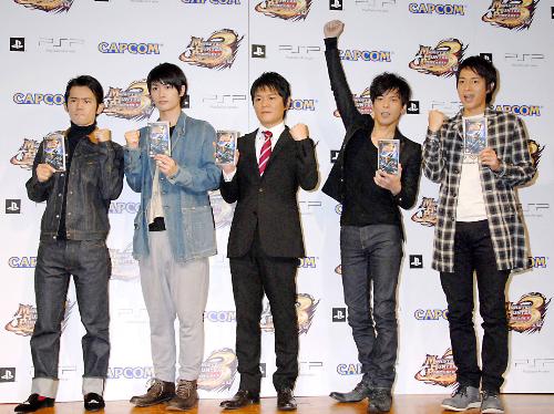 「モンスターハンターポータブル　３ｒｄ」の完成披露発表会に登場した（左から）岡田義徳、三浦春馬ら