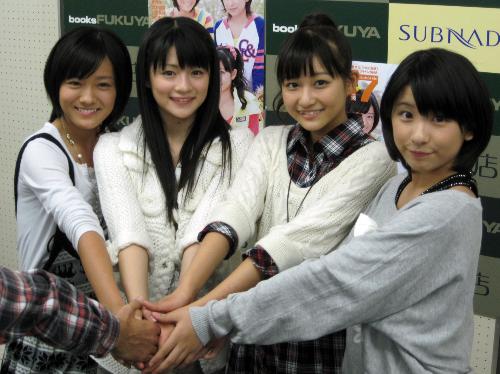 握手会を行ったスマイレージ（左から）小川紗季、前田憂佳、和田彩花、福田花音