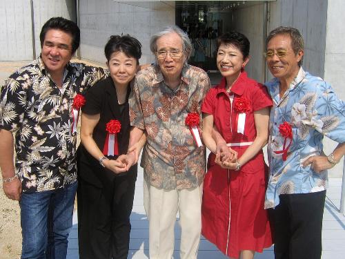 ０７年、記念館開館の祝福に駆け付けた北島三郎（右）らと記念撮影に納まる星野哲郎さん（中央）