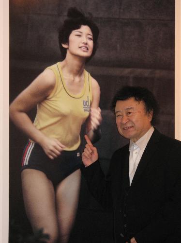 山口百恵さんの写真の前で撮影時の思い出を語る篠山紀信氏