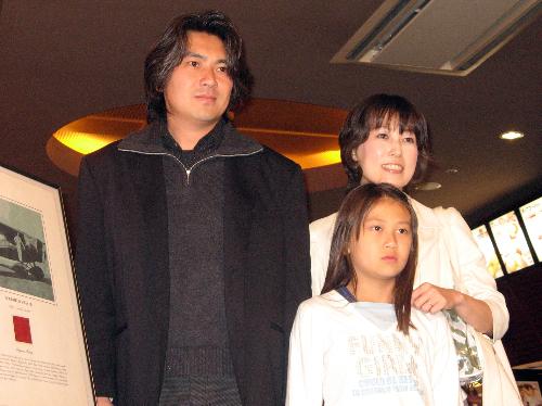 映画「アメリア」の公開記念イベントに参加した山崎直子さん（右）と夫の大地さん（左）、長女の優希ちゃん
