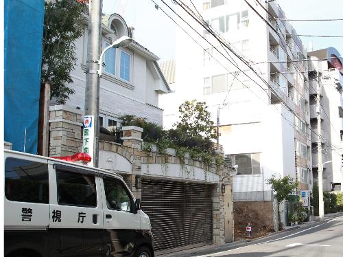 市川海老蔵の自宅前は警察車両が停車しているものの、報道陣の姿はなくひっそりと静まり返る