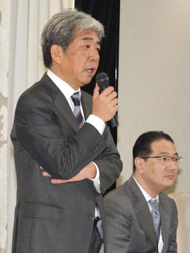 記者会見する吉本興業の大崎洋社長（左）