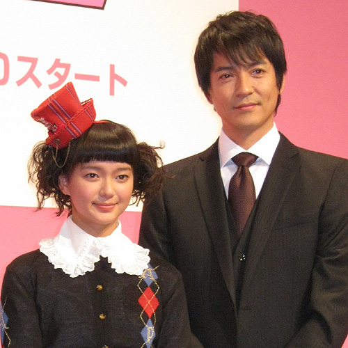日本テレビドラマ「デカワンコ」の制作発表を行った多部未華子（左）と沢村一樹