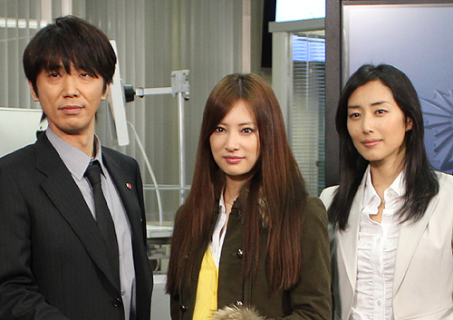 ドラマ「ＬＡＤＹ」制作発表会見に出席した（左から）ユースケサンタマリア、北川景子、木村多江