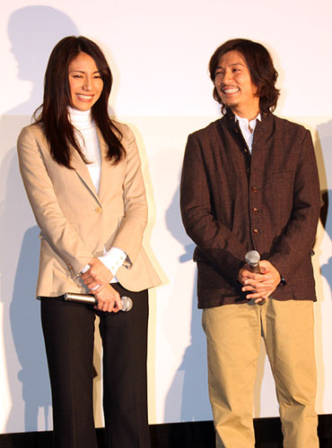ドラマ「ＣＯＮＴＲＯＬ～犯罪真理捜査～」の完成披露試写会に登場した松下奈緒（左）と藤木直人