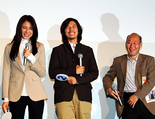 ドラマ「ＣＯＮＴＲＯＬ～犯罪真理捜査～」の完成披露試写会で大笑いする（左から）松下奈緒、藤木直人、泉谷しげる