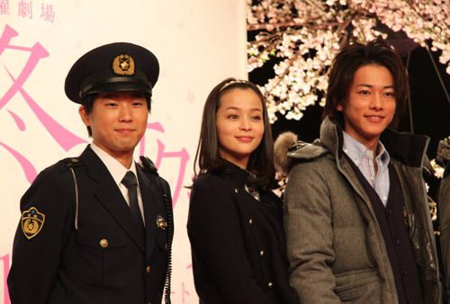 ドラマ「冬のサクラ」制作発表会見に出席した（左から）山崎樹範、加藤ローサ、佐藤健