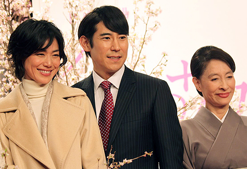 ドラマ「冬のサクラ」制作発表会見に出席した（左から）今井美樹、高嶋政伸、江波杏子