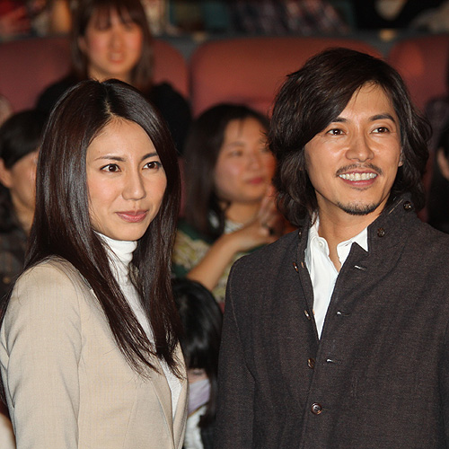 ドラマ制作発表での松下奈緒（左）と藤木直人
