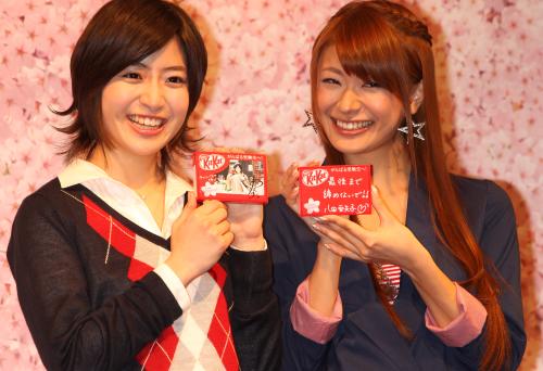 「サクラサク受験生応援カフェ」受験生応援イベント　オリジナルキットカットを手に、笑顔を見せる南沢奈央（左）と八田亜矢子
