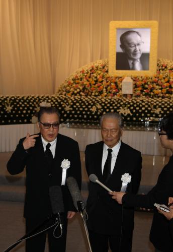 戌井市郎代表の祭壇の前で会見する江守徹（左）と加藤武