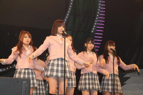 新曲「桜の木になろう」を披露したＡＫＢ４８の前田敦子（左から２人目）らメンバー