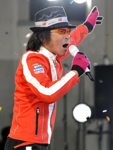 「アースマラソン」ゴールの大阪城音楽堂で、ファンにあいさつするタレントの間寛平