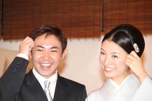 婚約会見で、２人仲良く「どうもすいません」ポーズの林家三平（左）と国分佐智子