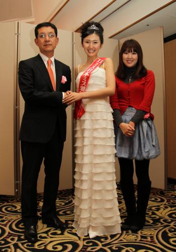 「ミス着物」に輝いた新井寿枝さん（中）は、オリックス２軍監督の父・宏昌氏、妹の聖佳さんと受賞を喜ぶ