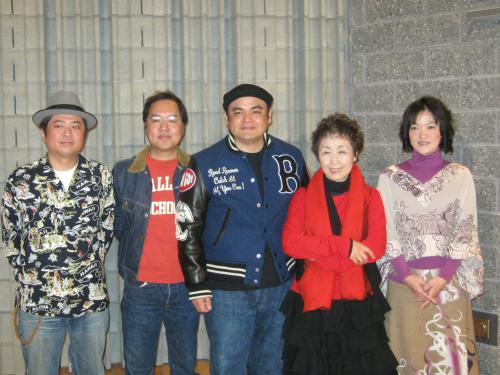 ＢＥＧＩＮの楽曲「パーマ屋ゆんた」をカバーした加藤登紀子（右から２番目）と仲田かおり（一番右）
