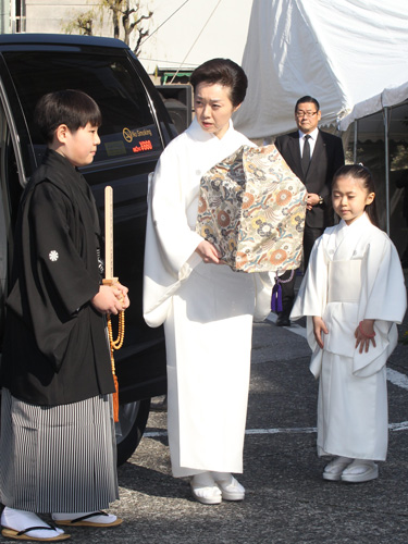 葬儀を終え引き上げる長男・中村鷹之資（左）、喪主の正恵夫人、長女・愛子ちゃん