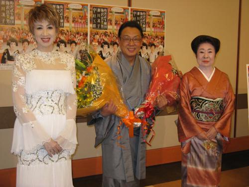 明治座２月公演の初日終演後に会見した（左から）瀬川瑛子、梅沢富美男、中村玉緒