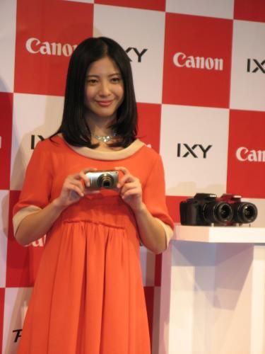 キャノンデジタルカメラ新製品発表会に出席した吉高由里子