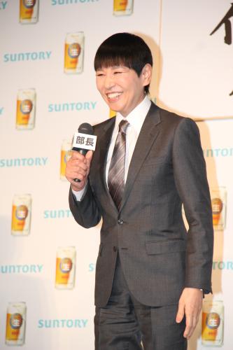 サントリー「ジョッキ生」新ＣＭ発表会に部長と書かれたマイクを手にして笑顔を見せる和田アキ子