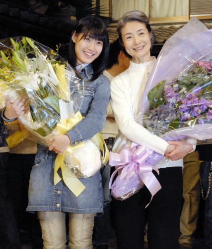 「てっぱん」の撮影を終了し、花束を手にするヒロイン滝本美織（左）と祖母役の富司純子