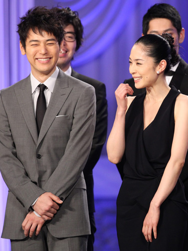 笑顔を見せる妻夫木聡（左）と深津絵里