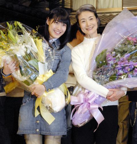 「てっぱん」の撮影を終了し、花束を手にするヒロイン滝本美織（左）と祖母役の富司純子