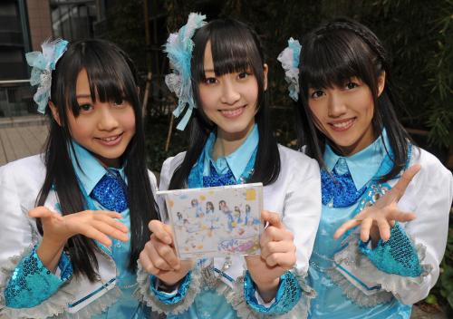 ３月９日発売のシングル「バンザイＶｅｎｕｓ」のＰＲで大阪本社を訪れた（左から）木崎ゆりあ、松井玲奈、平田瑠香子