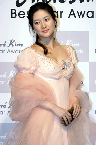双子を出産した韓国の女優イ・ヨンエ