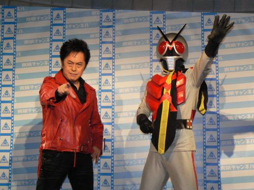 東映チャンネル「水木一郎ヒーローソングライブ」の収録を行った水木一郎（左）。隣は「仮面ライダーＸ」