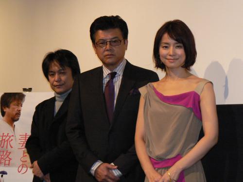 映画「死にゆく妻との旅路」の初日舞台あいさつに出席した（左から）塙幸成監督、三浦友和、石田ゆり子